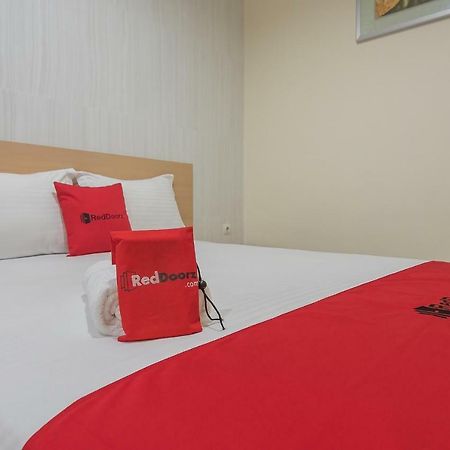 Reddoorz Near Mt Haryono Semarang Hotell Exteriör bild
