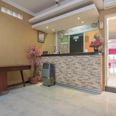Reddoorz Near Mt Haryono Semarang Hotell Exteriör bild