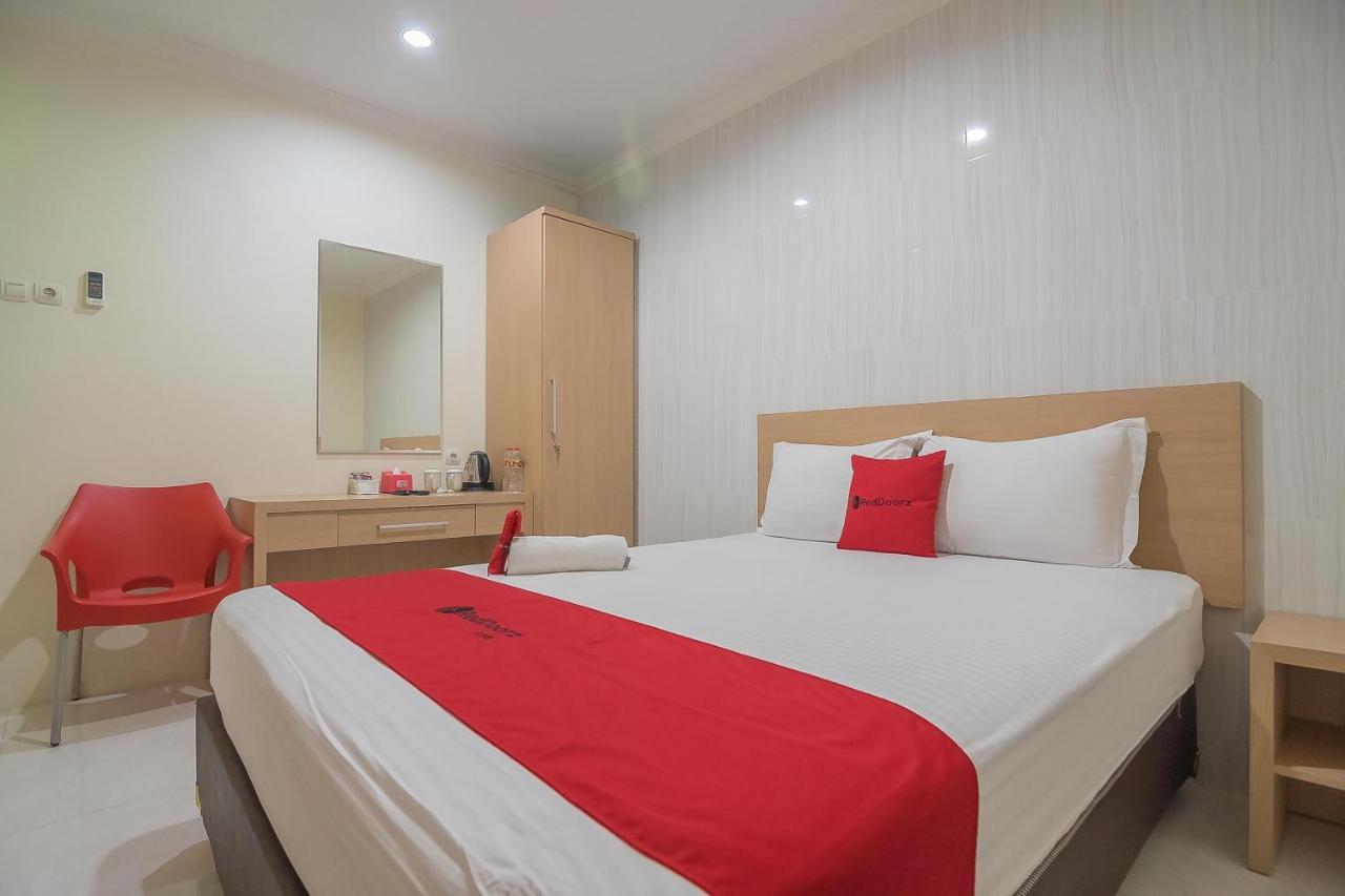 Reddoorz Near Mt Haryono Semarang Hotell Exteriör bild
