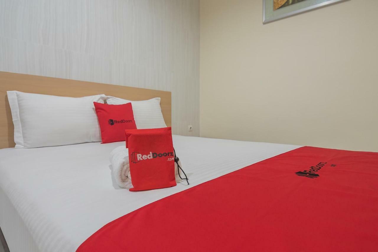 Reddoorz Near Mt Haryono Semarang Hotell Exteriör bild