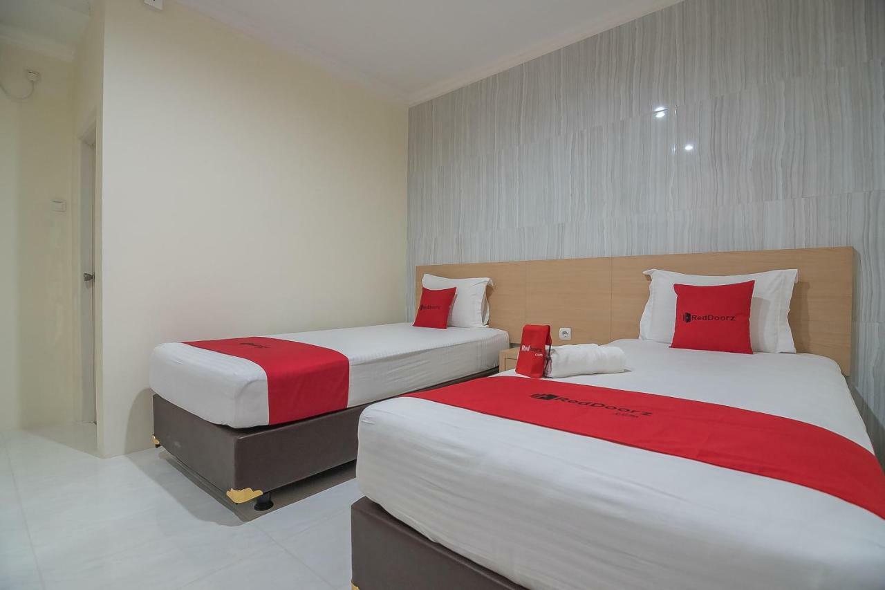 Reddoorz Near Mt Haryono Semarang Hotell Exteriör bild