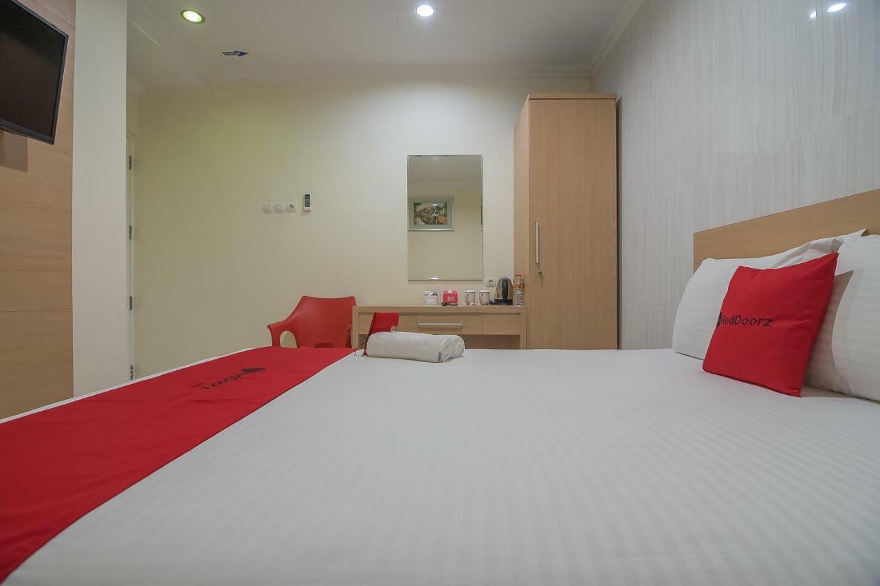 Reddoorz Near Mt Haryono Semarang Hotell Exteriör bild