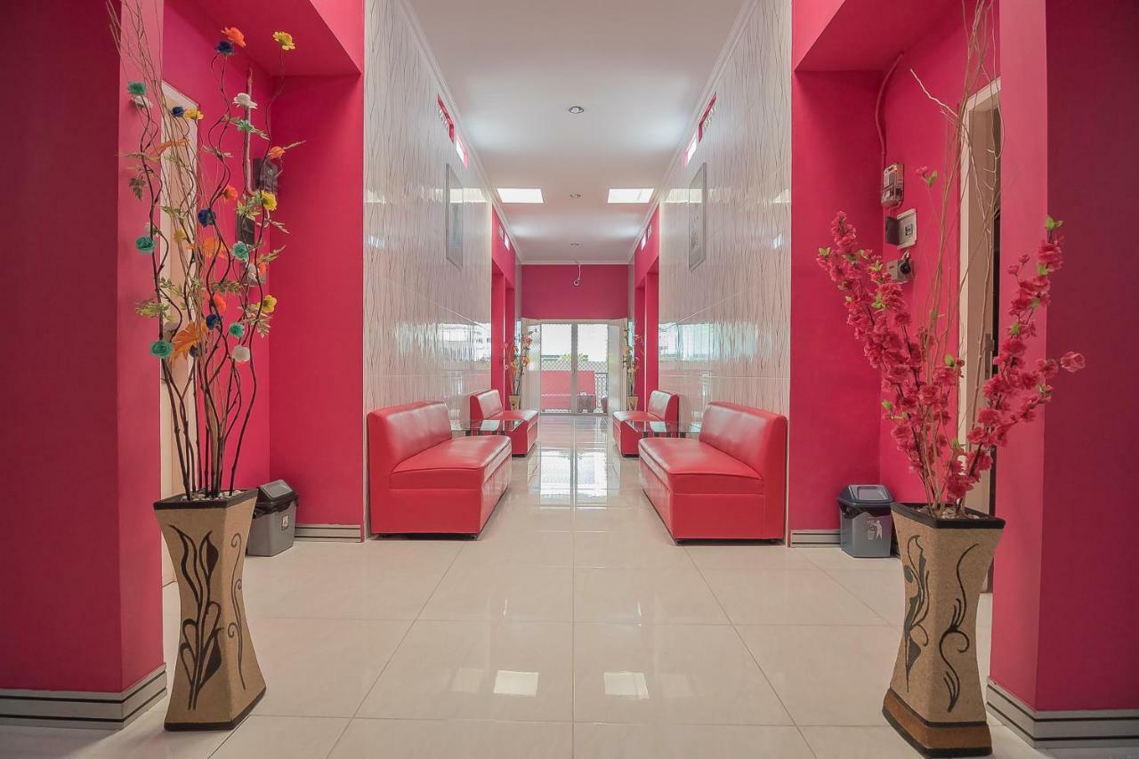 Reddoorz Near Mt Haryono Semarang Hotell Exteriör bild