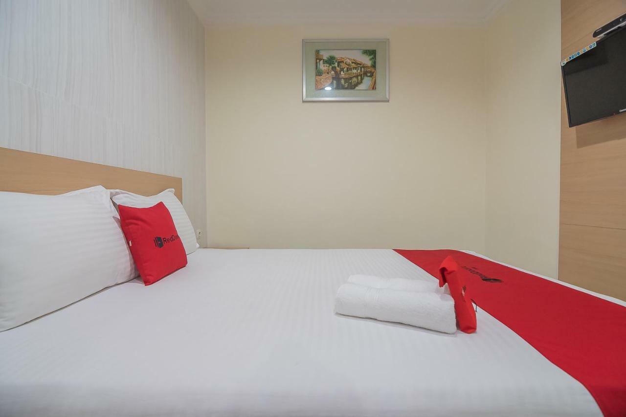 Reddoorz Near Mt Haryono Semarang Hotell Exteriör bild