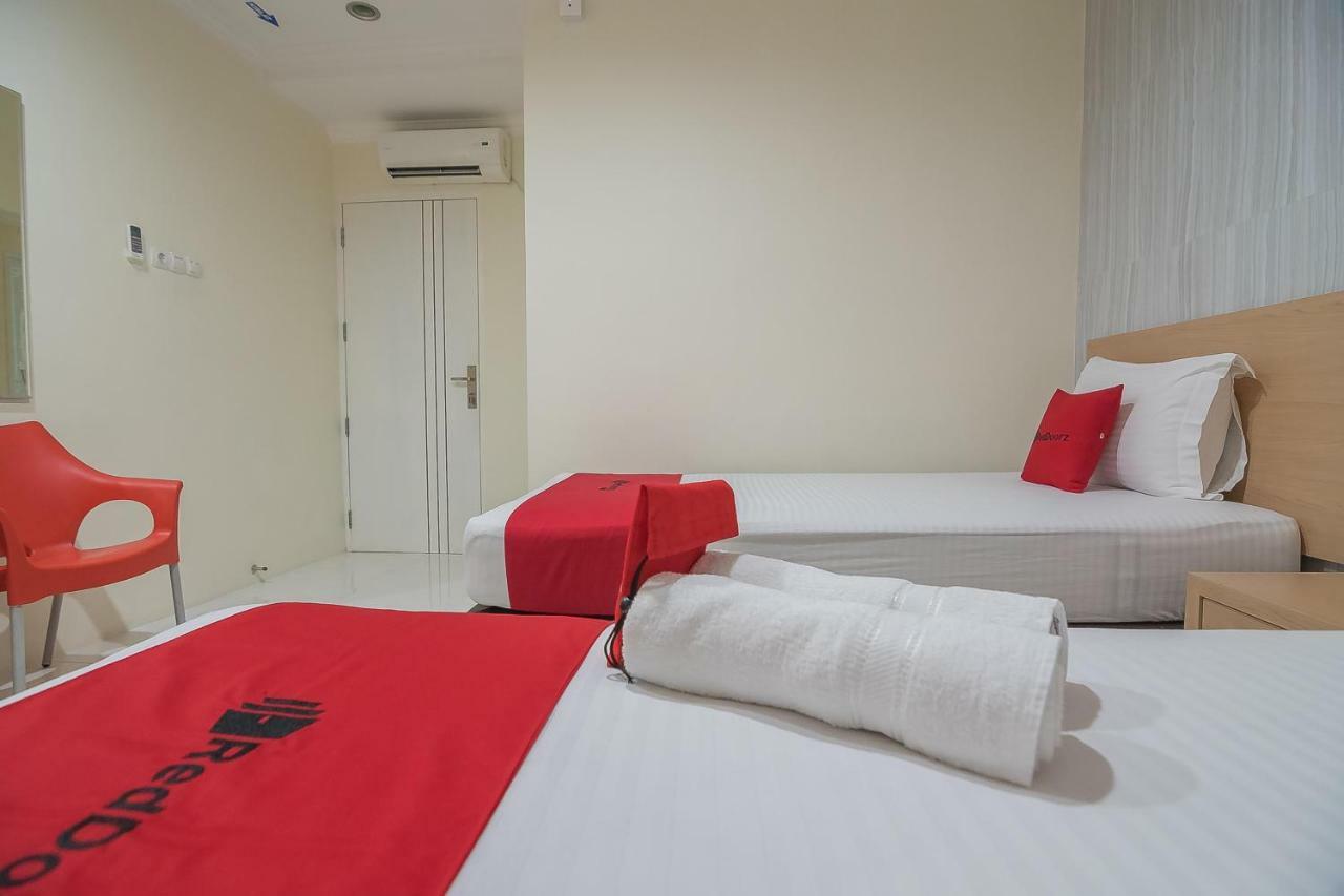 Reddoorz Near Mt Haryono Semarang Hotell Exteriör bild