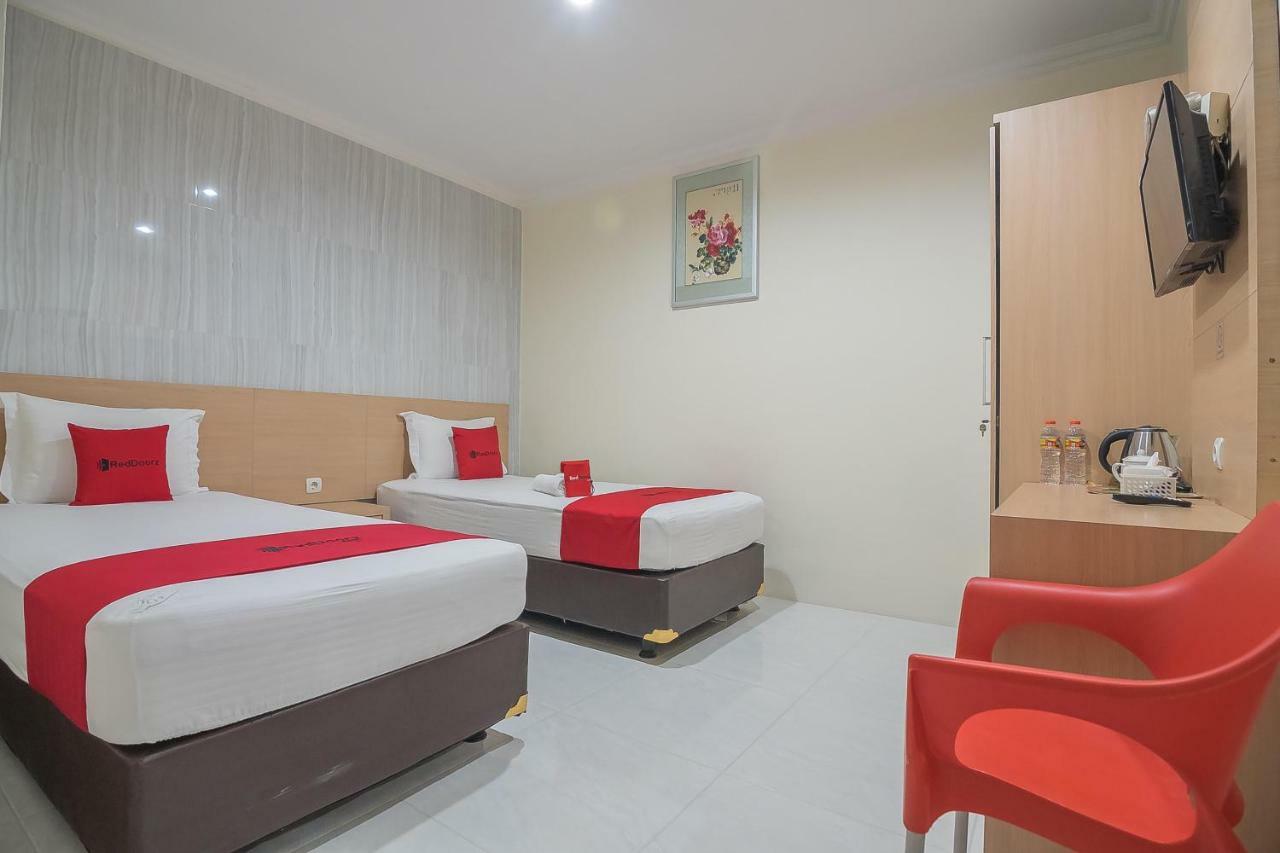 Reddoorz Near Mt Haryono Semarang Hotell Exteriör bild