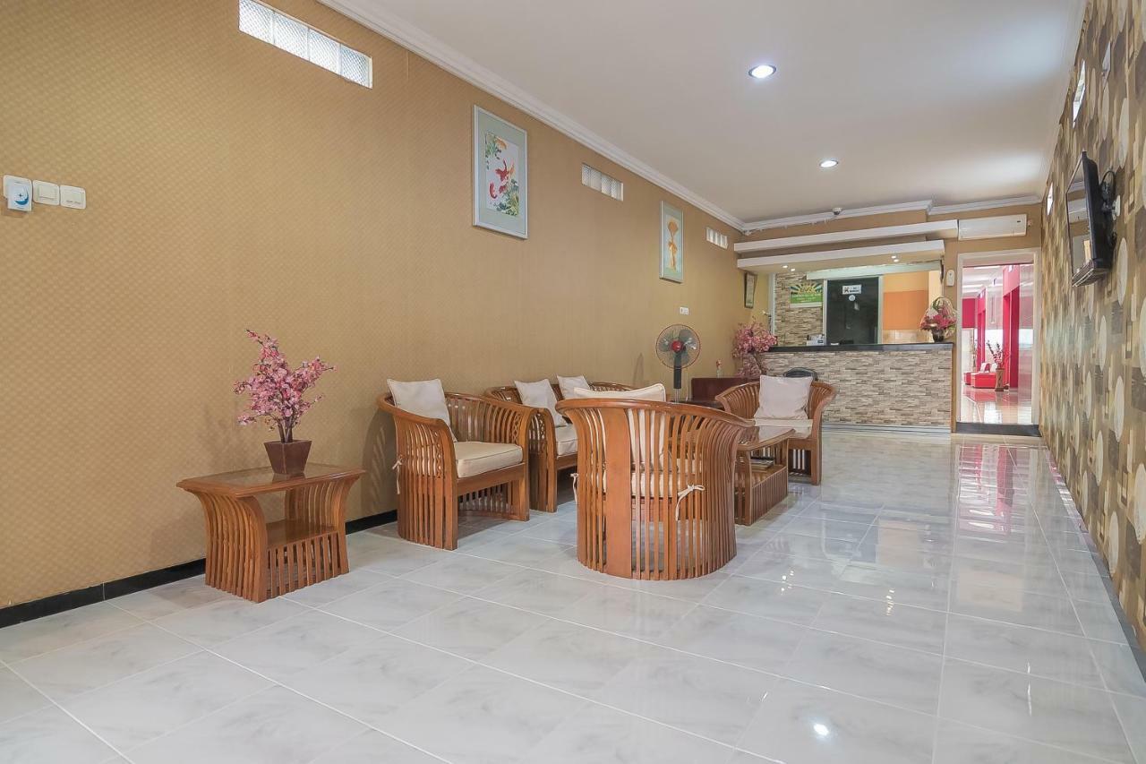 Reddoorz Near Mt Haryono Semarang Hotell Exteriör bild