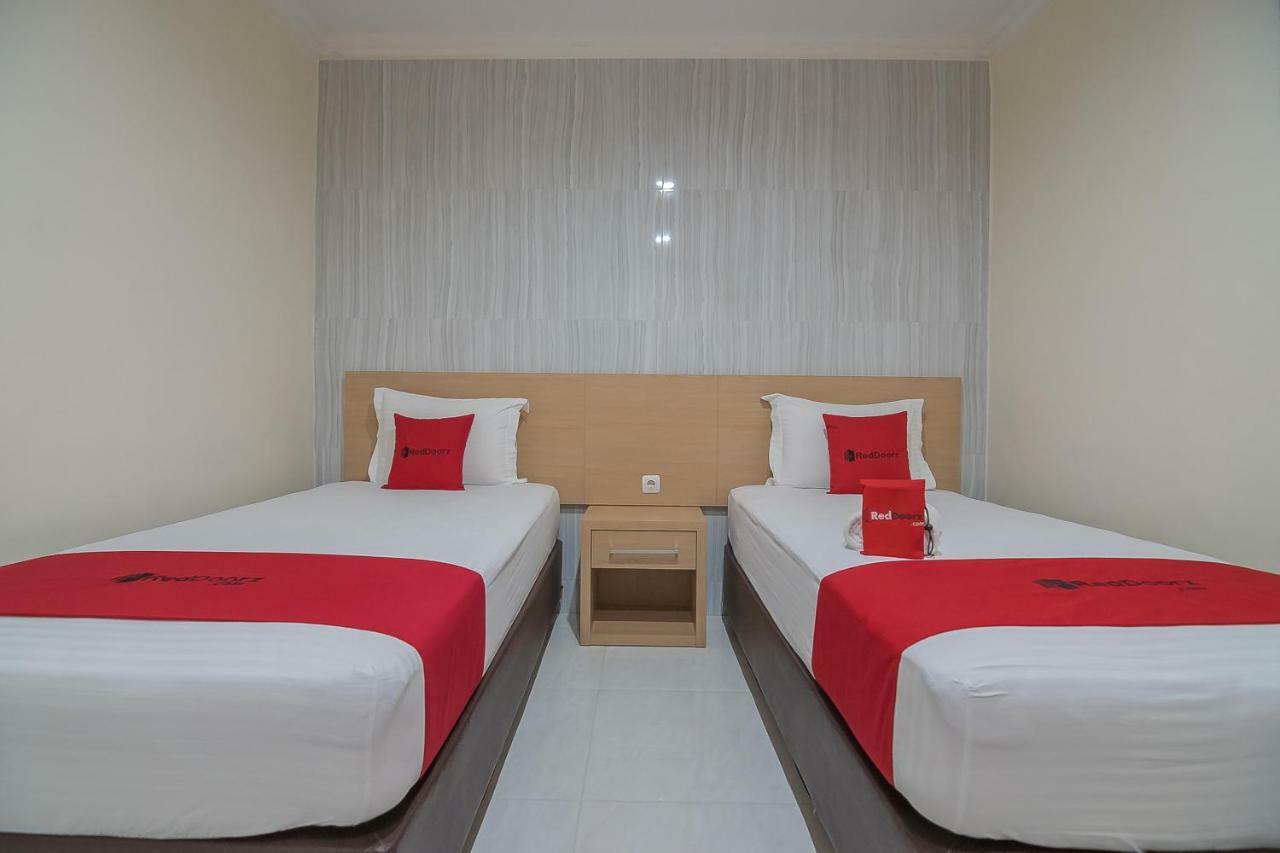 Reddoorz Near Mt Haryono Semarang Hotell Exteriör bild